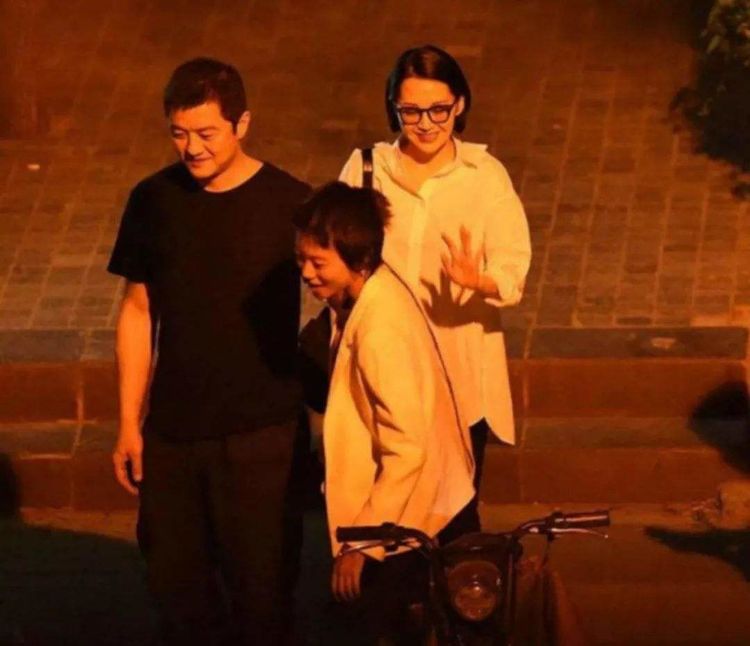 李亚鹏登台清唱歌曲声音醇厚,难怪能迎娶王菲,俘获新女友芳心