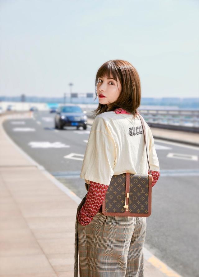 麦迪娜产后4个月瘦回颜值巅峰,配短发青春可爱,牵手姜潮甜齁了