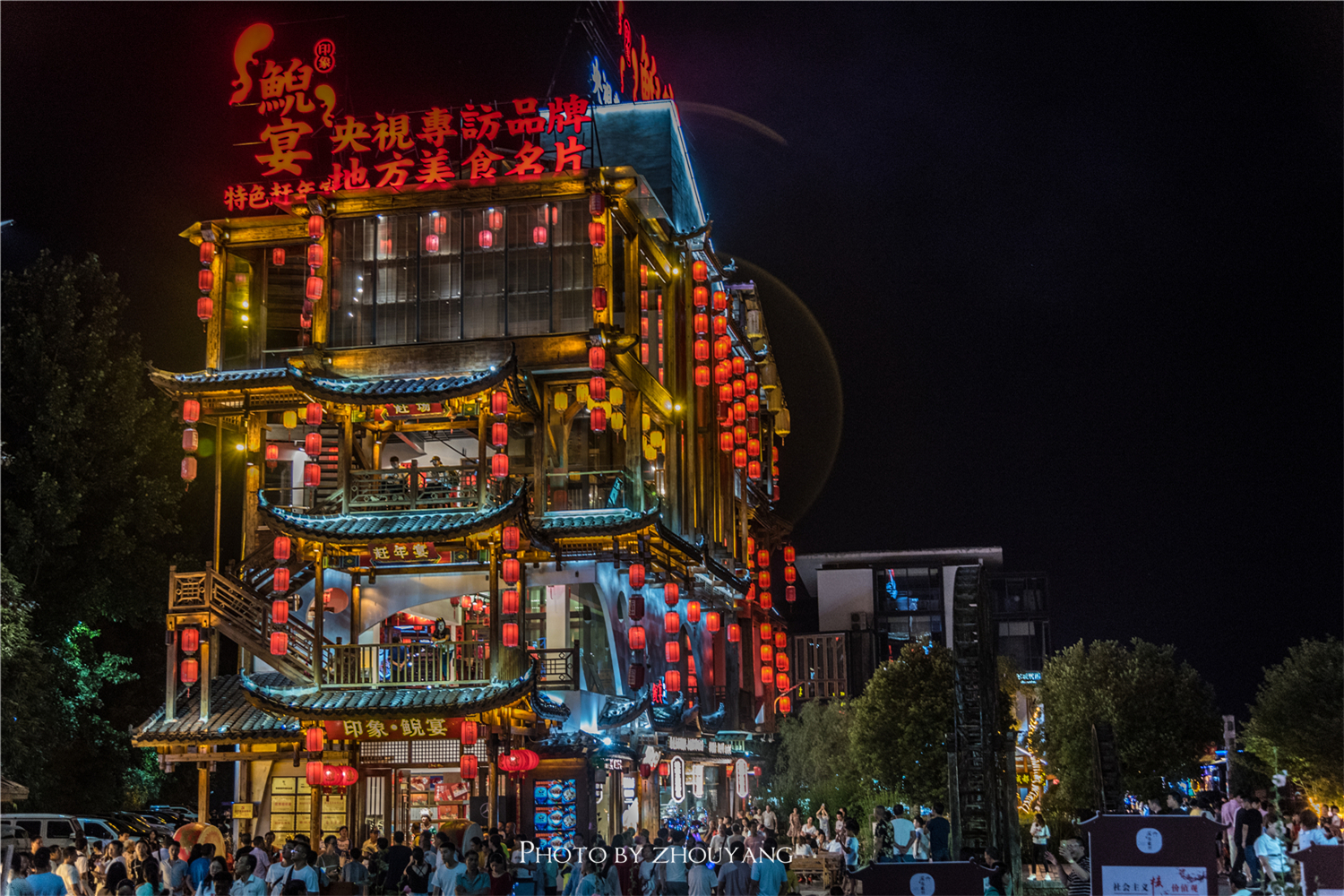 张家界脚下的古街白天冷清夜晚却是灯火通明的不夜城