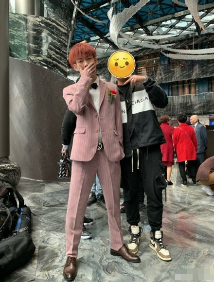 红花会贝贝直播剁手指后现身婚礼现场两个月过去手指仍然没接上