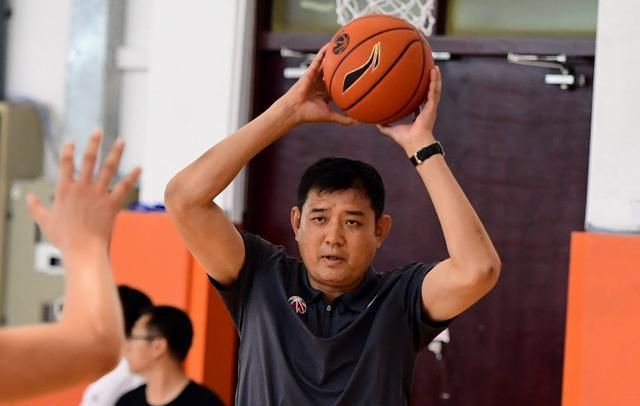 山东男篮新队长是谁一动作引发猜想巩晓彬会继续信任他吗