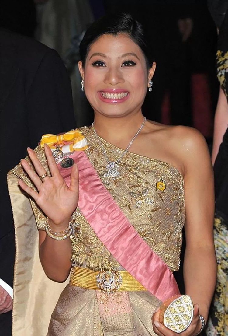 泰国公主稳坐沙发小狗跟着主人沾光可男主持却跪在地上陪聊天