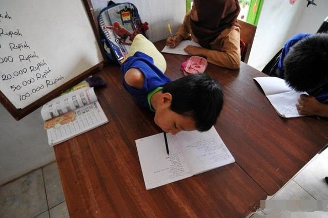 印度尼西亚一个天生无手无脚男孩的日常生活令人心酸