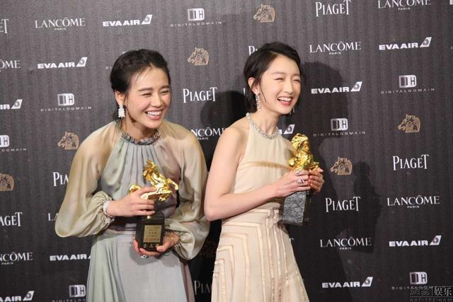明星获奖瞬间:周冬雨马思纯一直傻笑,赵薇的反应超真实