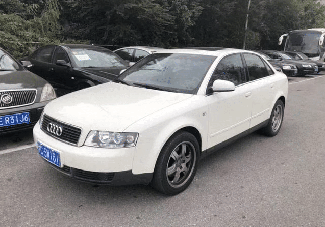 小伙花8000元买了一辆03年的二手奥迪a4, 圆了自己的奥迪梦