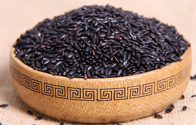 黑糯米熬粥粘稠香浓,营养丰富,月子期间你真的需要它