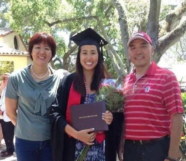 郎平前夫合影女儿白浪7岁小儿子白帝露面三人笑起来一个模样