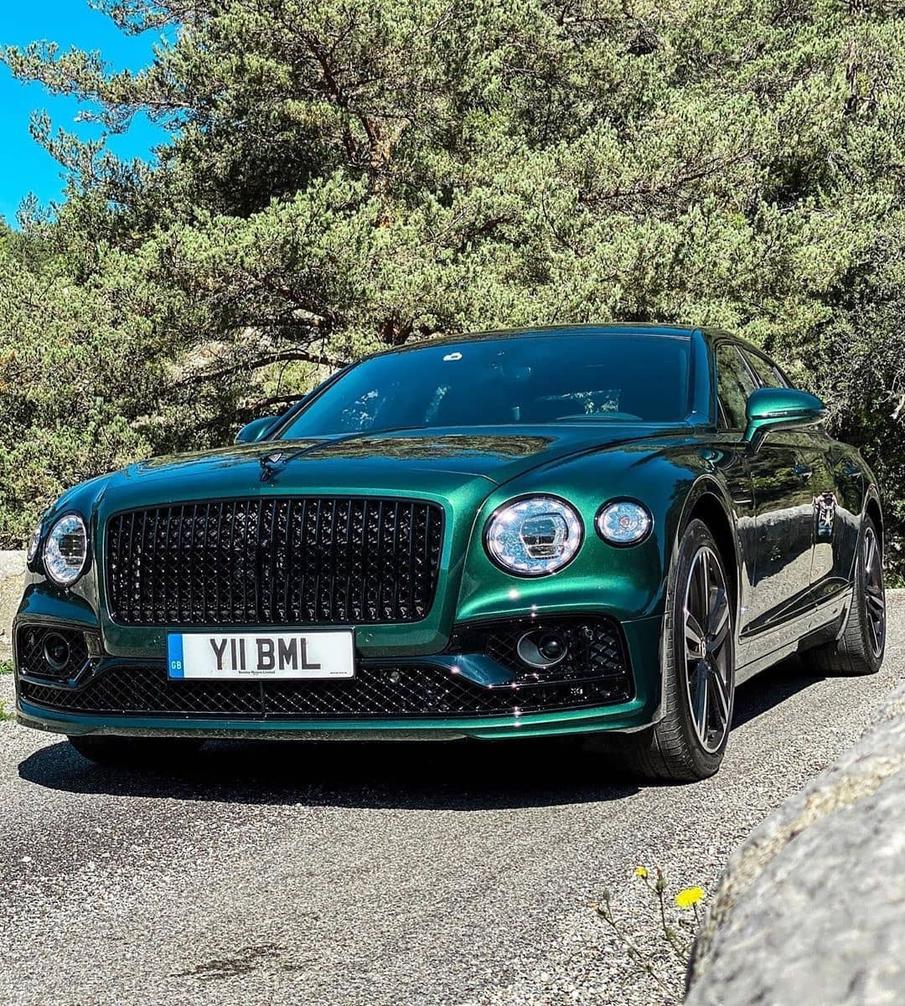 全新宾利-飞驰海外实车实拍照,墨绿色车漆十分优雅贵气!