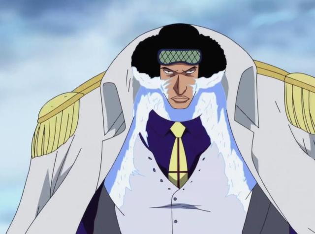 青雉两年前的青雉看着比较年轻,头上随时戴着一个眼罩模样的东西,性格