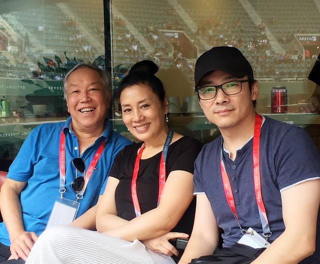 李凤绪晒与靳东合影两代戏骨同框温馨十足丈夫如影随形超恩爱