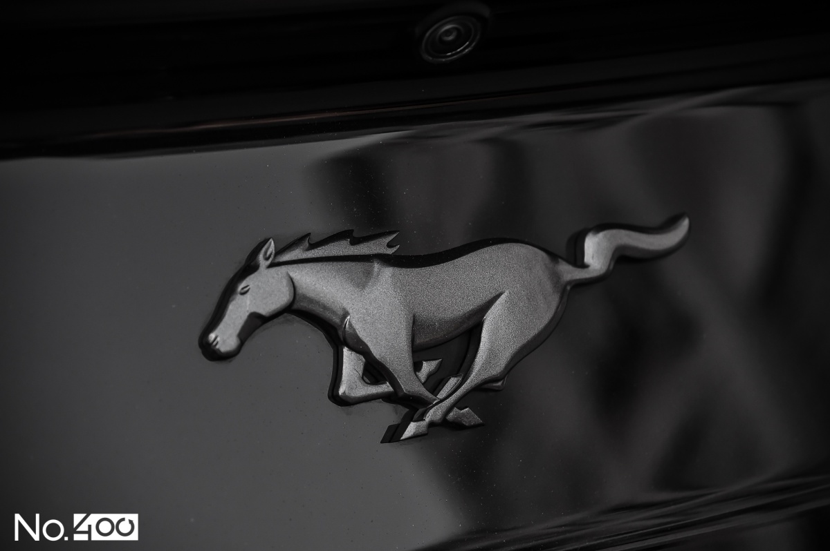 披着战斗灰盔甲的战马,性能猛兽福特mustang竞技改装