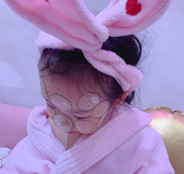 "晒娃狂魔"伊能静晒女儿秦米粒做spa,粉嫩兔子造型好可爱
