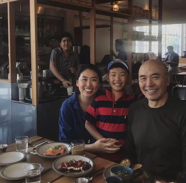 郎平前夫合影女儿白浪7岁小儿子白帝露面三人笑起来一个模样