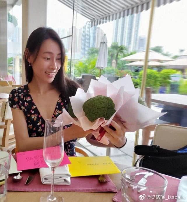 梁洛施自曝暴瘦原因,她为李嘉诚生了三个孙子,却仍然有养家压力