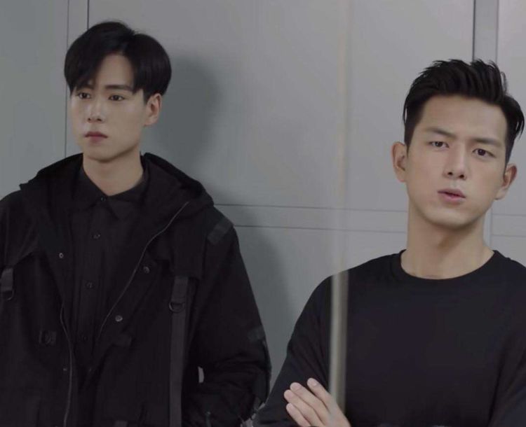 185的李现和188的胡一天,同穿蓝色西装,网友:谁腿长就赢了