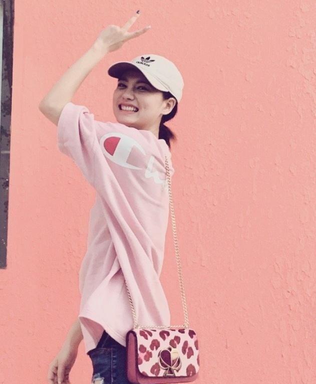 "孙亚亚"扮演者姜佩瑶,粉色上衣搭配牛仔裤,穿搭青春学生气