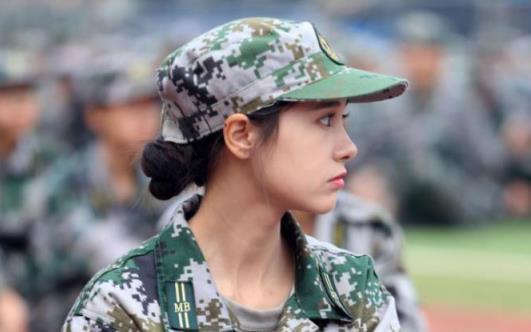 女大学生因一张军训照走红,短短十几天,就有7家公司寻求签约