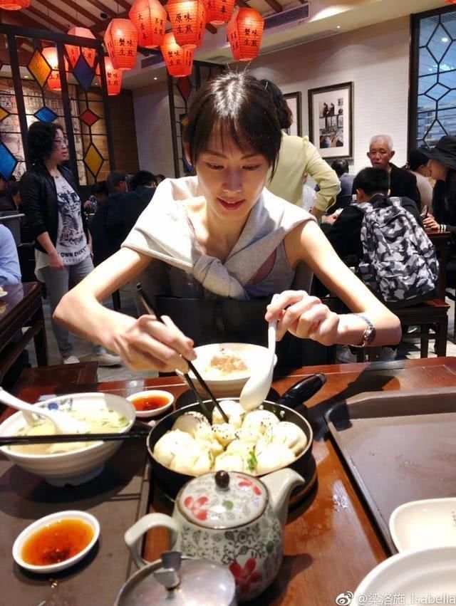 梁洛施自曝暴瘦原因,她为李嘉诚生了三个孙子,却仍然有养家压力