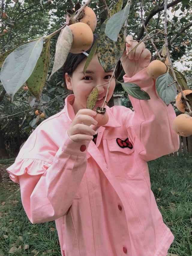 红果果晒国庆出游照,绿泡泡化身宠女狂魔,一家团聚画面幸福和睦