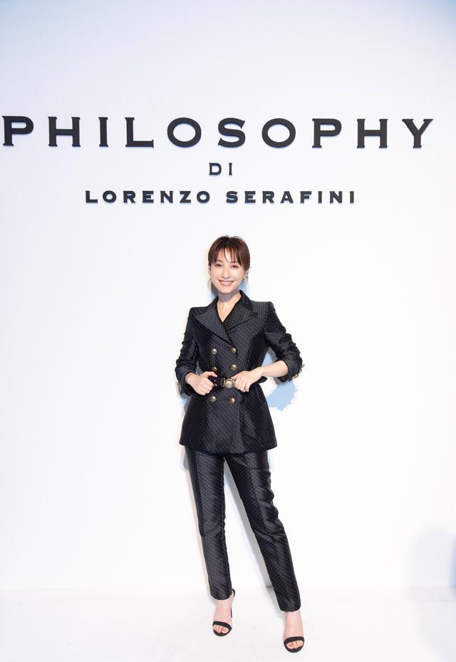 吴昕美得不似36岁,时装周多套造型,难得这么高调