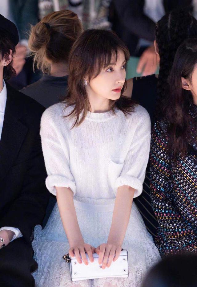 吴昕美得不似36岁,时装周多套造型,难得这么高调