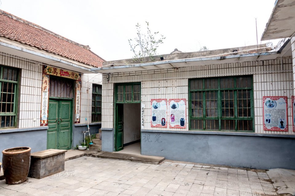 岳云鹏相亲三次才成功,河南老家婚房两间平房,床头有尊关公雕塑