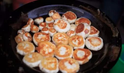 临海锅块更像生煎包,但粉多,肉多,配一碗咸豆浆,一顿下来,一天的精气