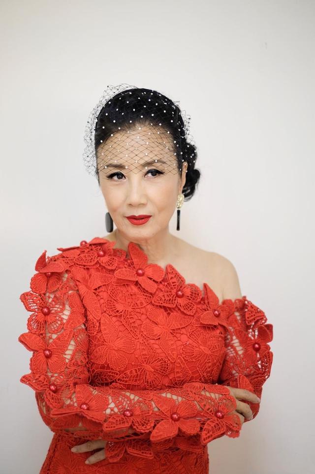 72岁汪明荃晒活动美照,穿露肩长裙性感迷人,身姿窈窕风韵犹存