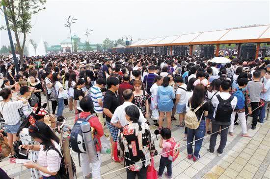 “妈妈,他为啥能插队?”两位妈妈截然不同的回答,影响孩子一生|排队|规则|大妈_新浪新闻