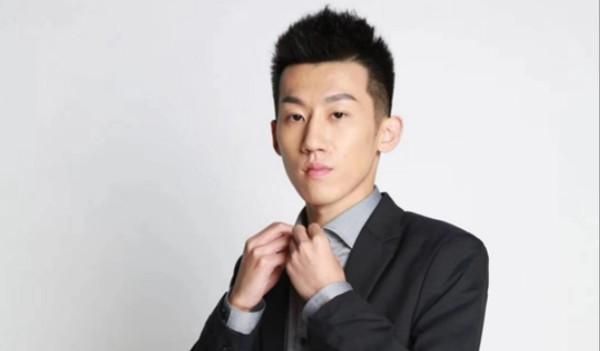 于1994年的他曾是一个名副其实的富二代,父亲丁万青是江苏有名的商人