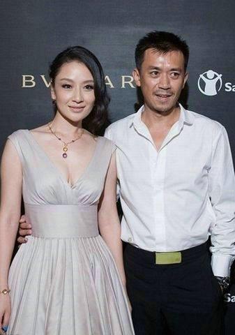 王学兵罕见携5岁儿子逛街萌娃入手智能产品兴奋不已