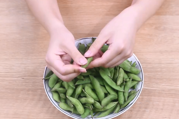 剥毛豆不用指甲抠原来毛豆上有个小机关轻轻一捏毛豆自己掉下