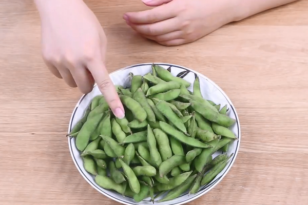 剥毛豆不用指甲抠原来毛豆上有个小机关轻轻一捏毛豆自己掉下