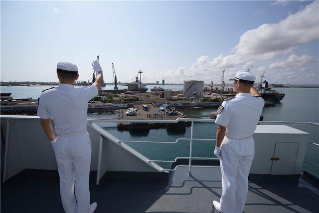 海军第三十三批护航编队可可西里湖舰停靠吉布提港补给休整