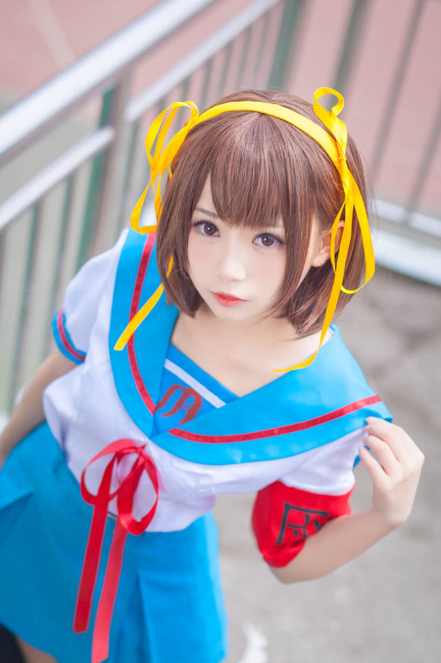 小萌妹cos凉宫春日的忧郁萌系小脸真可爱