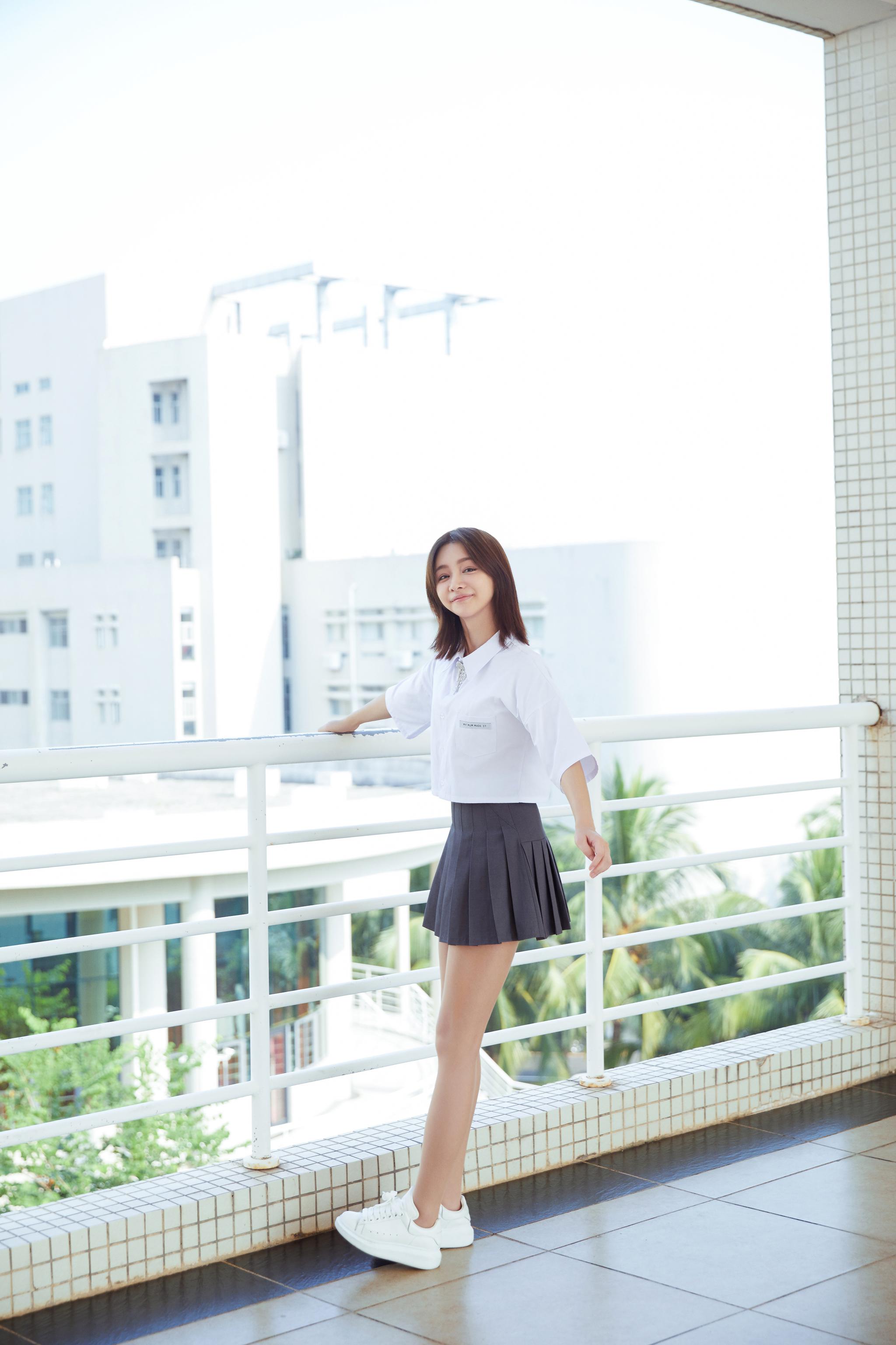 miss韩懿莹活力十足现身母校清新校服风尽显灵动