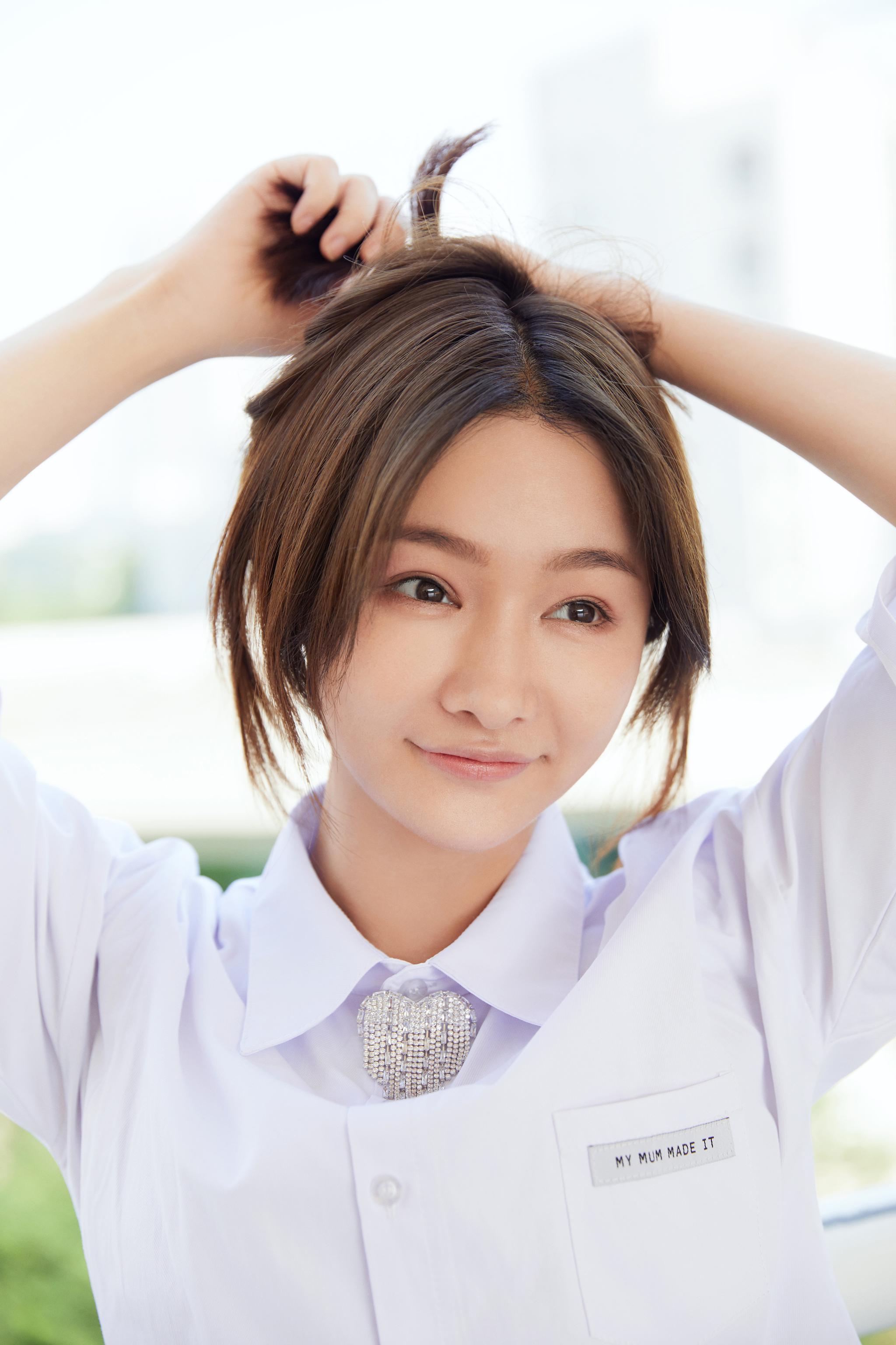 miss韩懿莹活力十足现身母校清新校服风尽显灵动