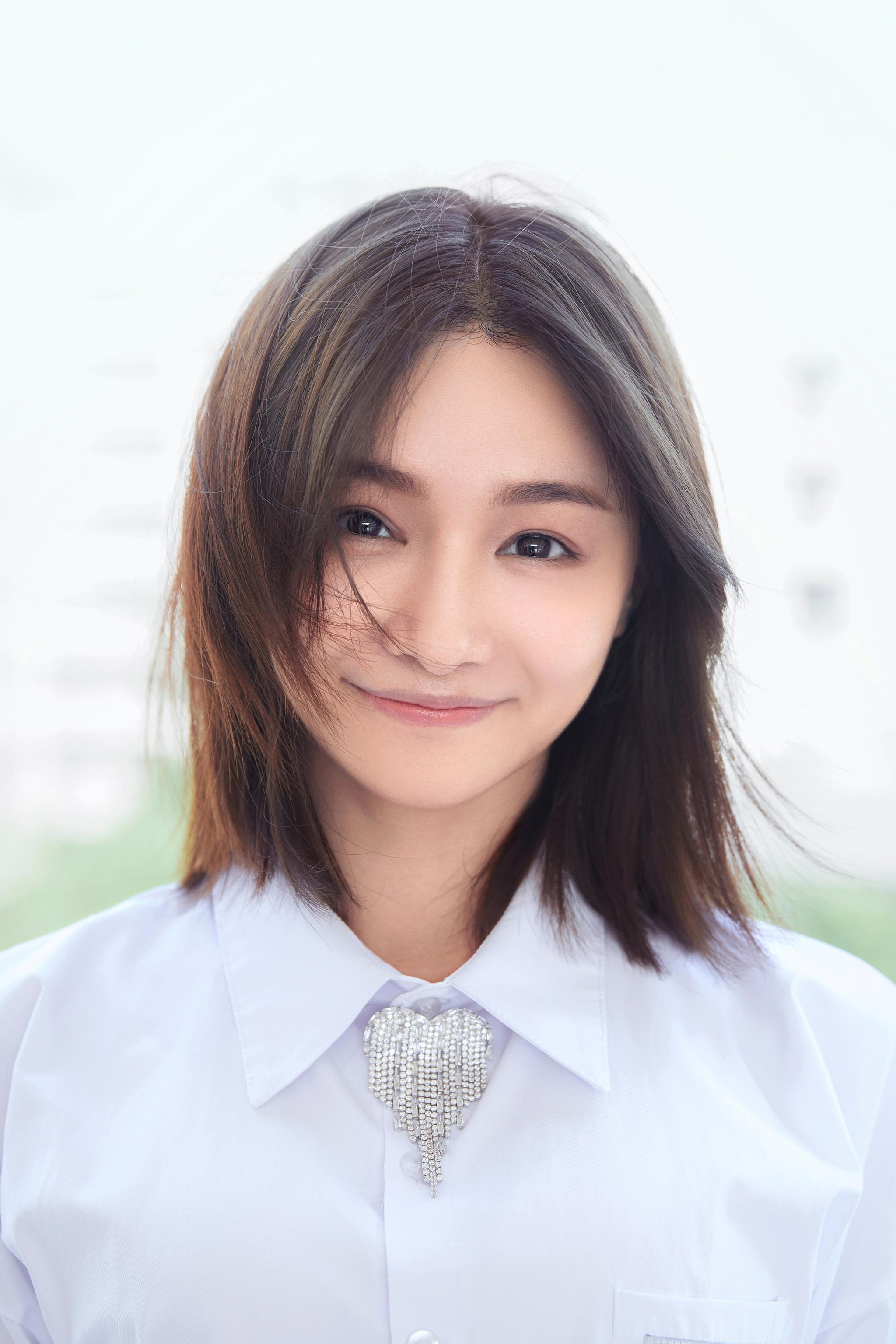 miss韩懿莹活力十足现身母校清新校服风尽显灵动