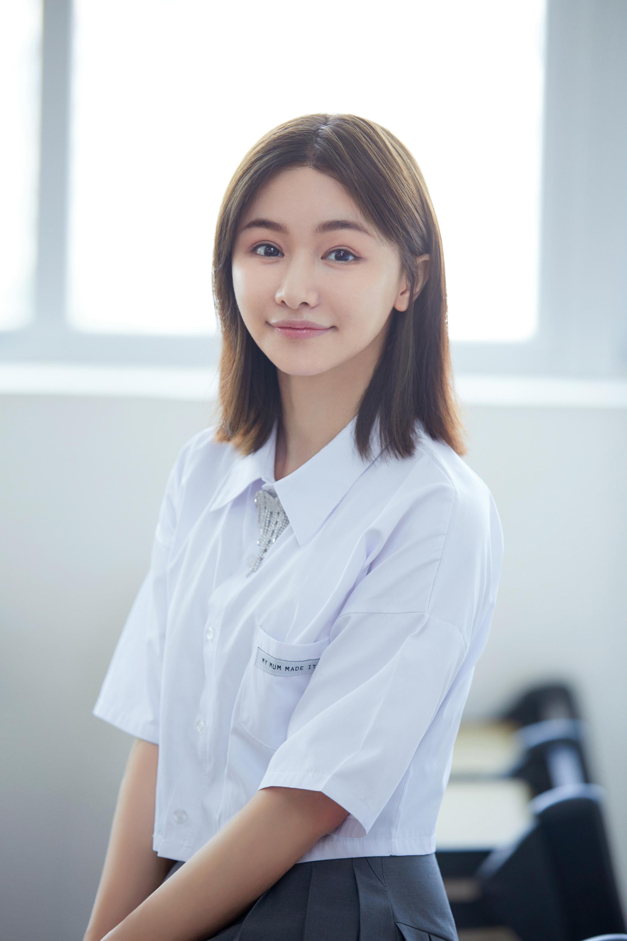 miss韩懿莹活力十足现身母校清新校服风尽显灵动