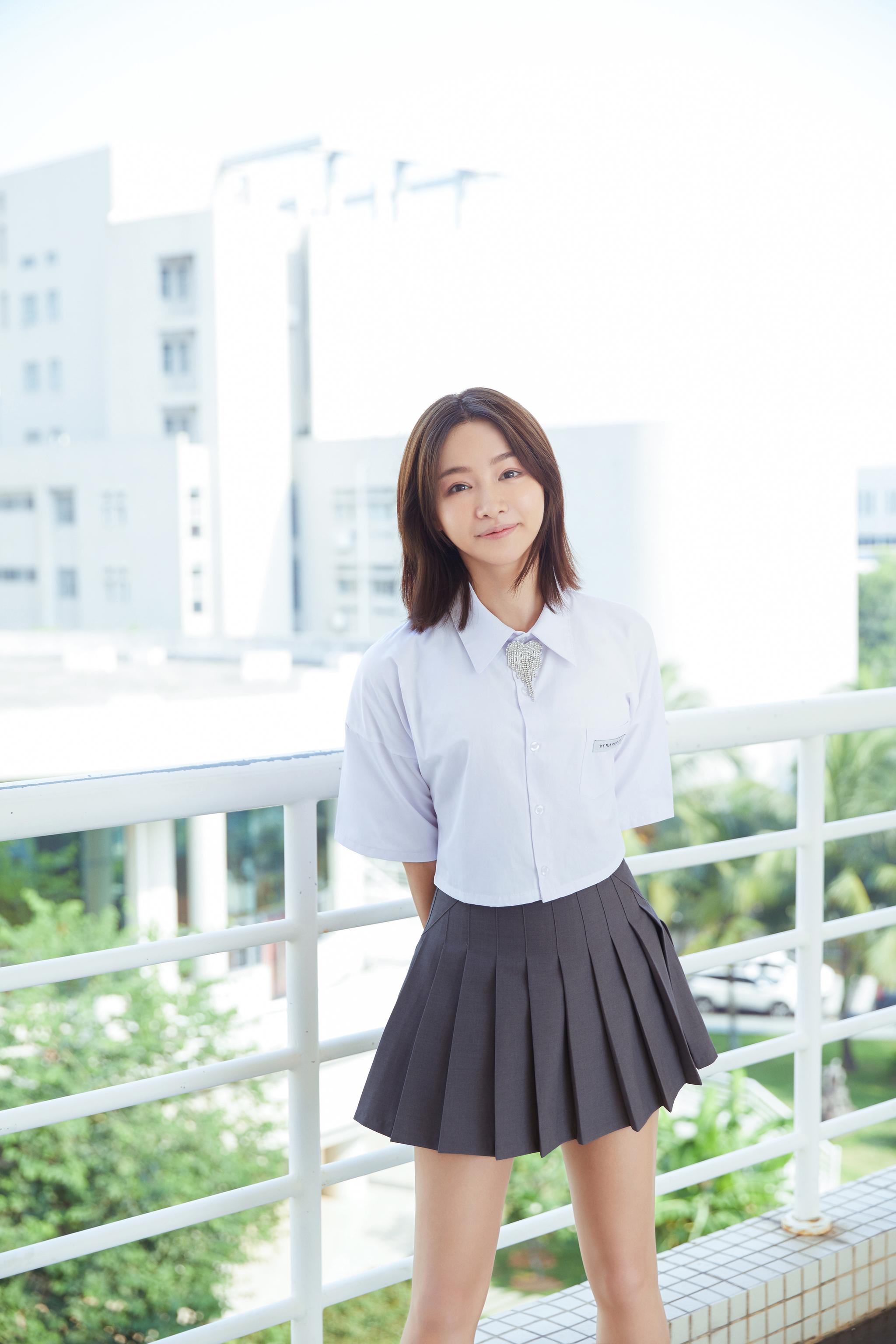 miss韩懿莹活力十足现身母校清新校服风尽显灵动