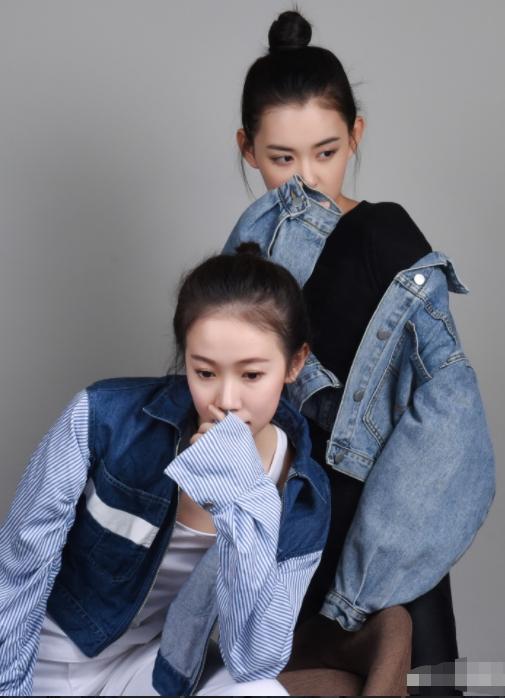 蒋依依与姐姐合照曝光姐姐颜值太抢镜仿佛看到林娜