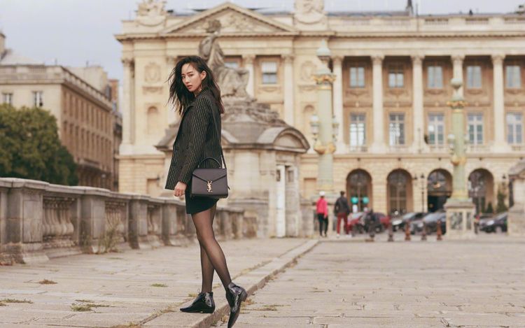 张钧甯真舍得,一条丝巾花了1万,配2万3的西装黑丝袜美腿尽显