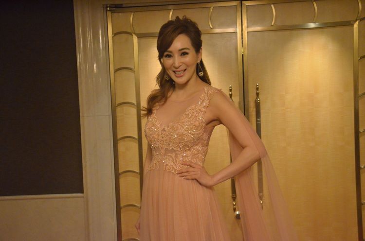 与富豪离婚后,50岁"美魔女",为了三个儿子学费,复出拍写真