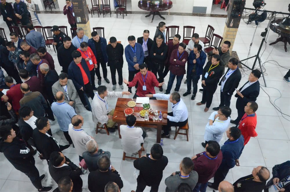 河南千年古镇举办传统猜枚大赛划拳划得好也能拿冠军