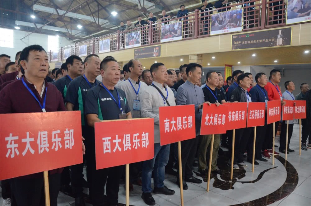 河南千年古镇举办传统猜枚大赛划拳划得好也能拿冠军