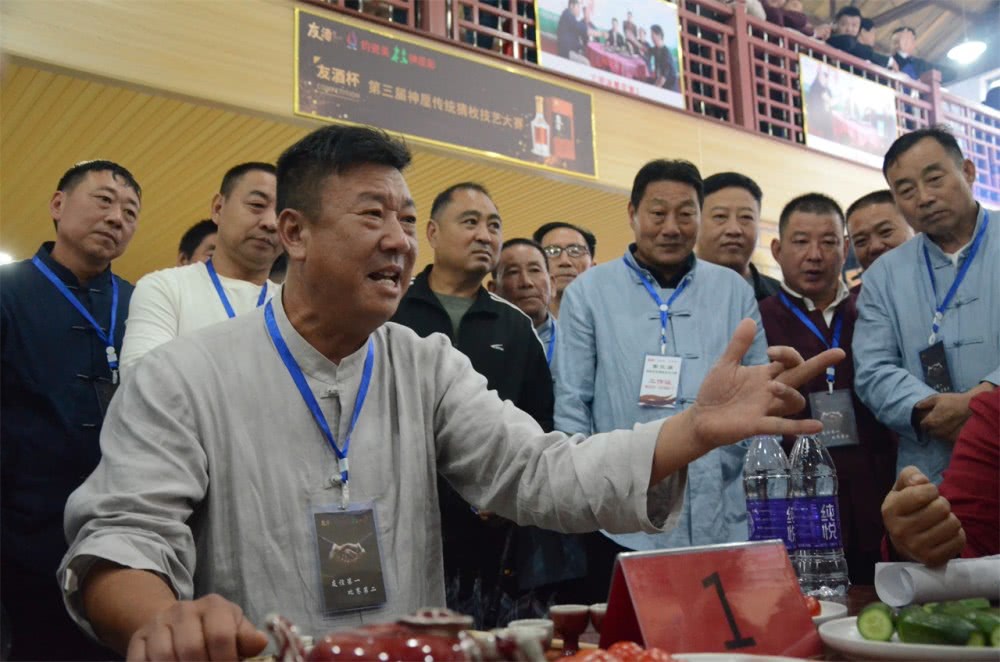 河南千年古镇举办传统猜枚大赛划拳划得好也能拿冠军