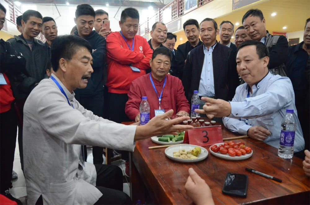 河南千年古镇举办传统猜枚大赛划拳划得好也能拿冠军