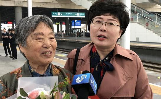 冠军归乡王梦洁等人回到家乡获热情接机家人现场表决心