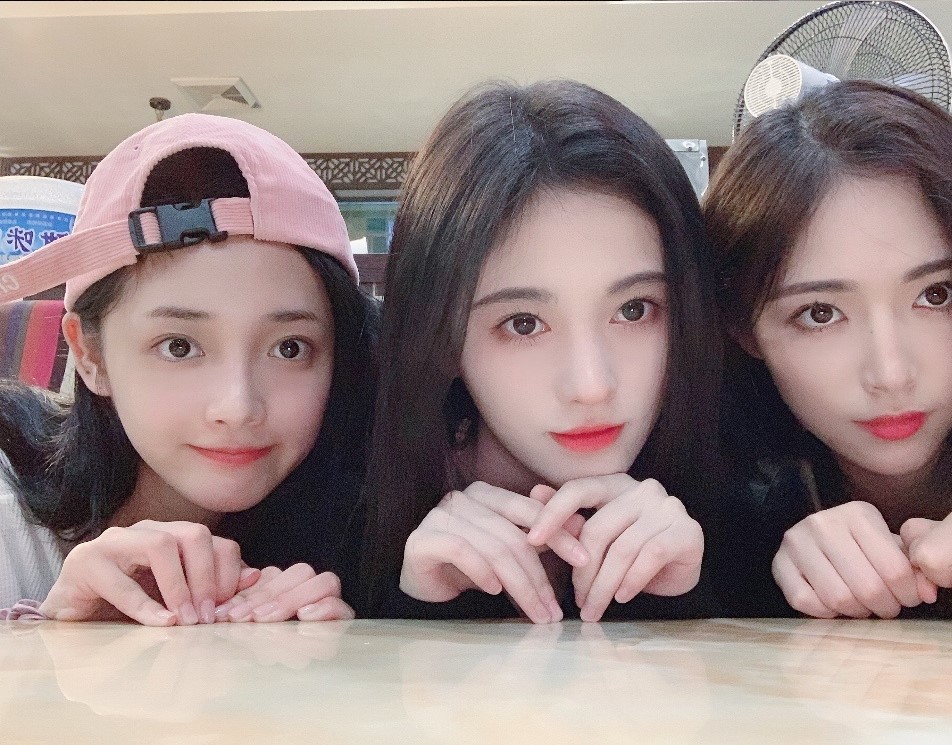 四大美女偶像首同框鞠婧祎与snh48前队友再次合照颜值出众