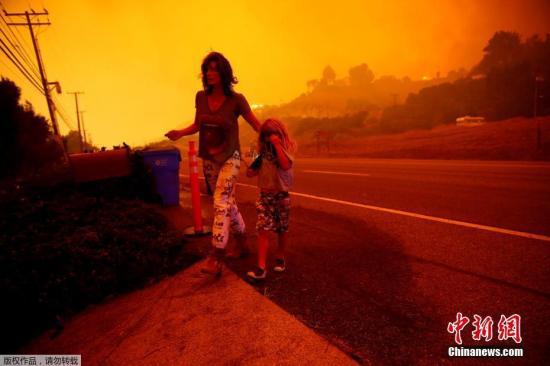  资料图：当地时间2018年11月9日，美国加州山火肆虐，居民在浓烟中紧急撤离。